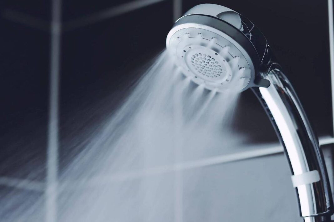 Bilhões de micróbios se escondem no seu chuveiro – como se proteger deles – 18/10/2025 – Equilíbrio