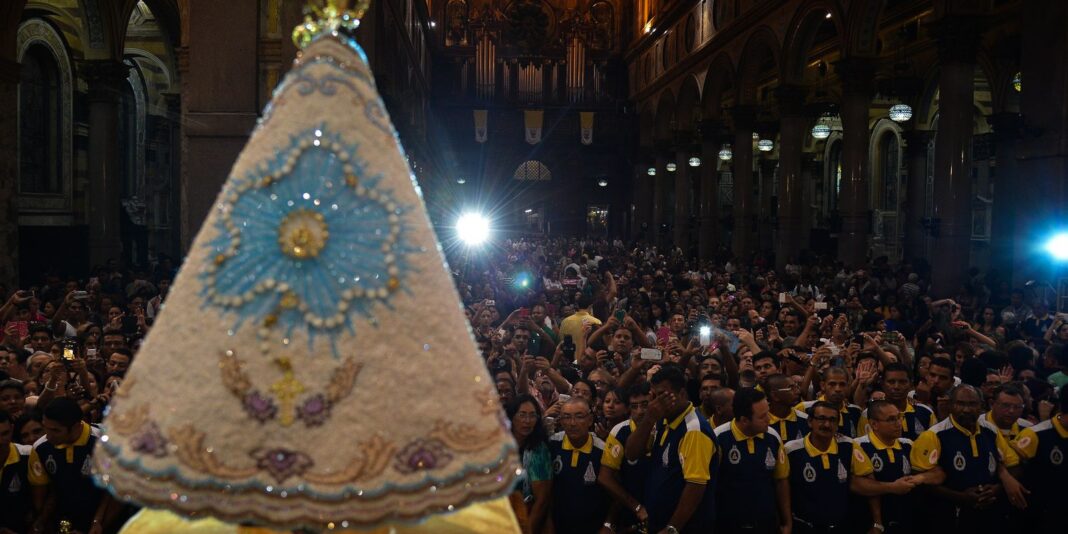 Romaria fluvial antecede procissão do Círio de Nazaré, em Belém
