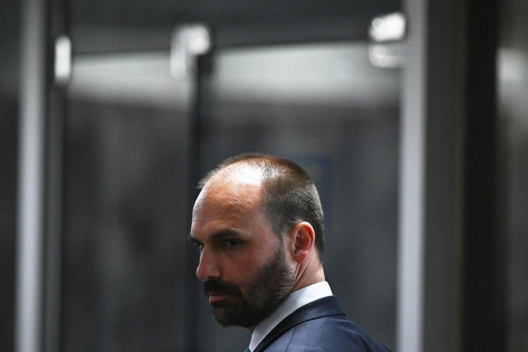 Carro suspeito estaria monitorando casa de Eduardo Bolsonaro