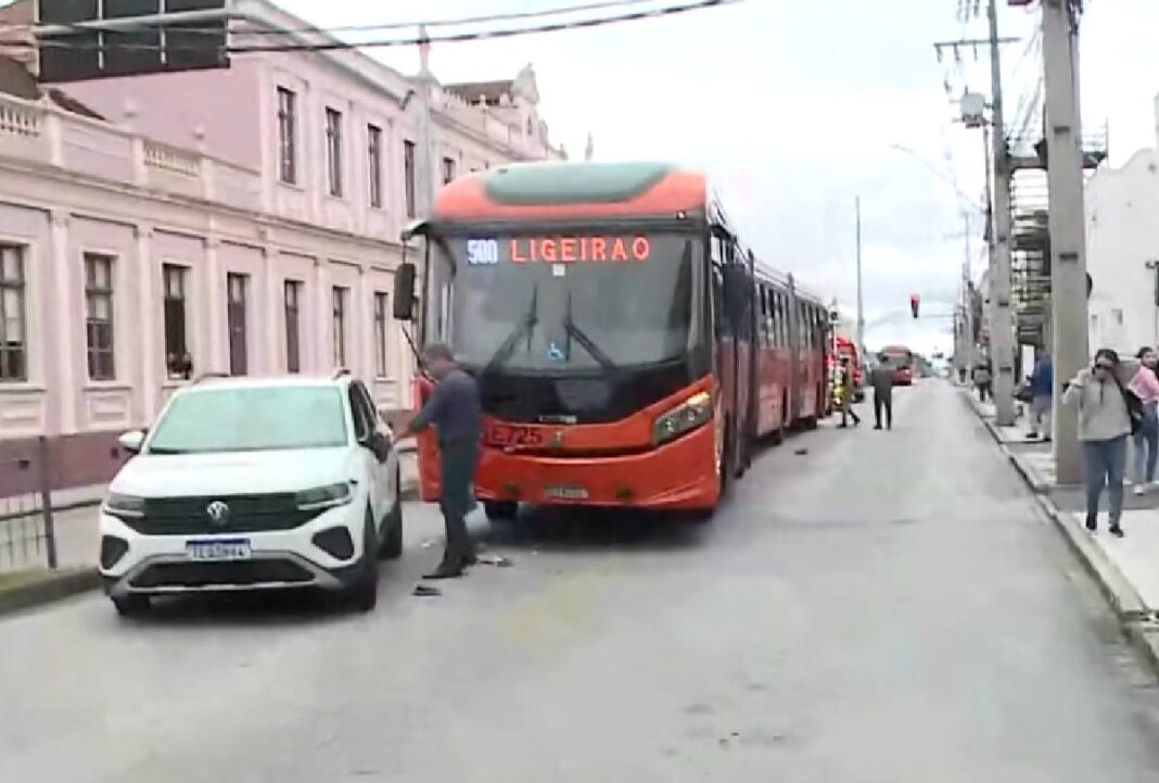 Acidente com ônibus em frente a shopping deixa passageiros feridos