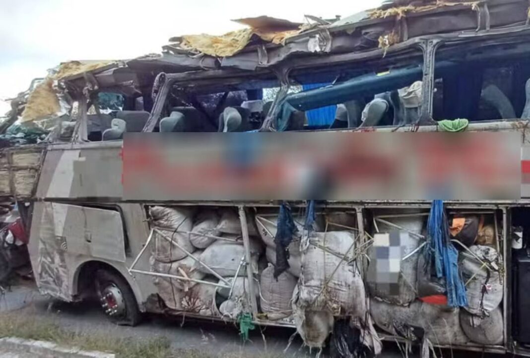 Acidente com ônibus deixa 17 mortos e dezenas de feridos