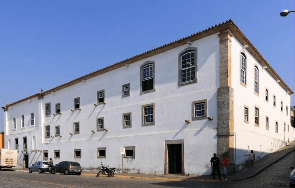 Bilhões em investimentos, mas hospitais e escolas ainda sofrem. Prioridades erradas?