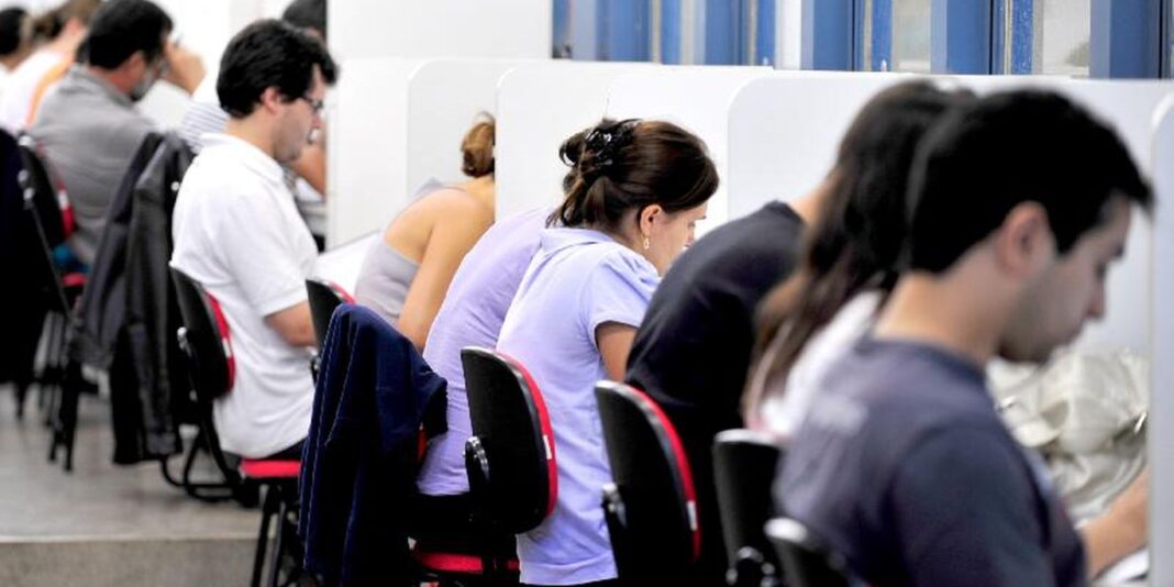 Governo anuncia edital para investir R$ 108 mi em cursinhos populares