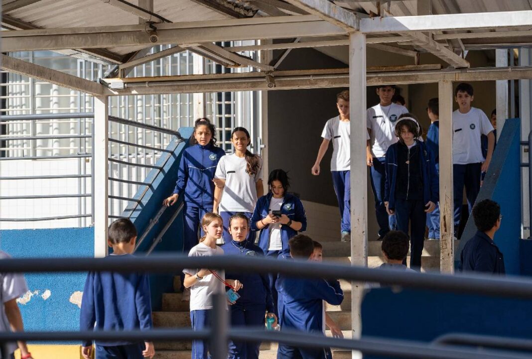 Escolas em tempo integral podem aderir ao modelo cívico-militar