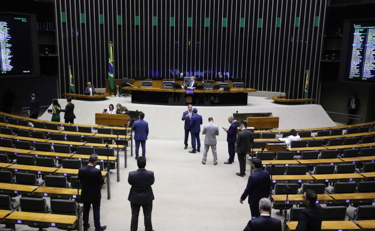 Câmara aprova MP que reforma setor elétrico e institui cobrança