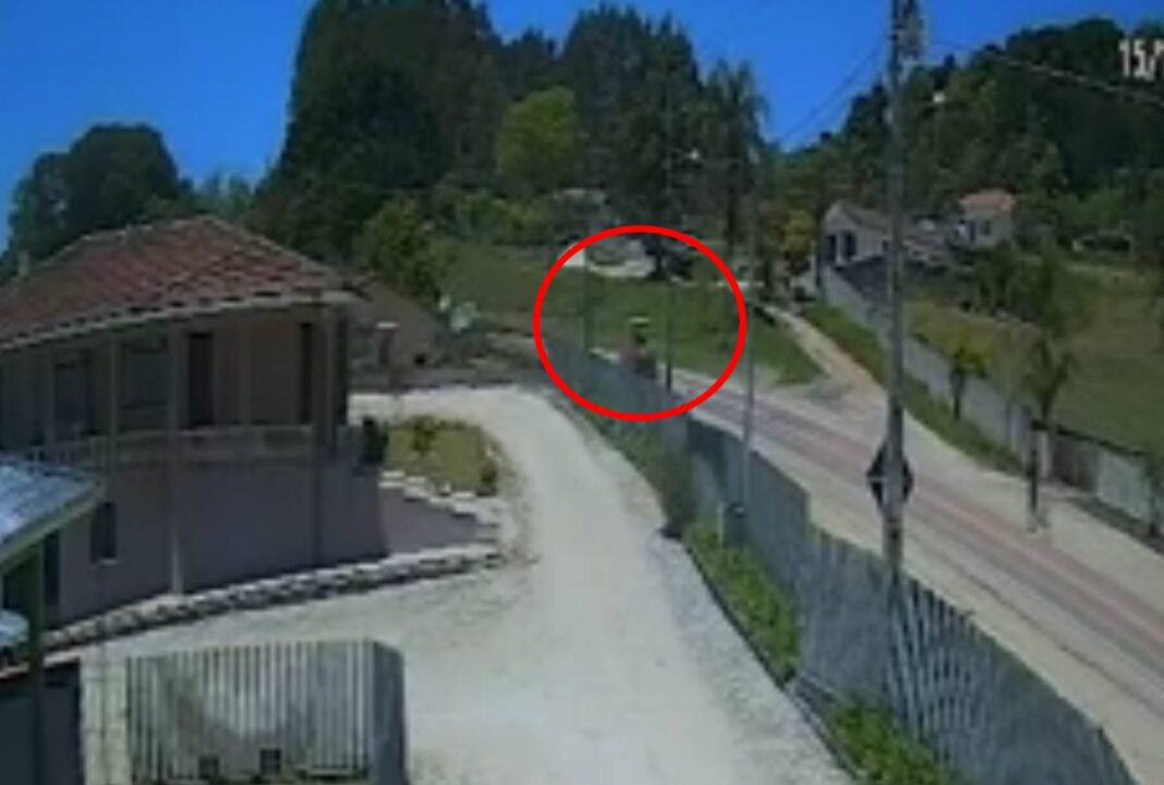 Jovem morre após bater moto nova na traseira de trator: vídeo