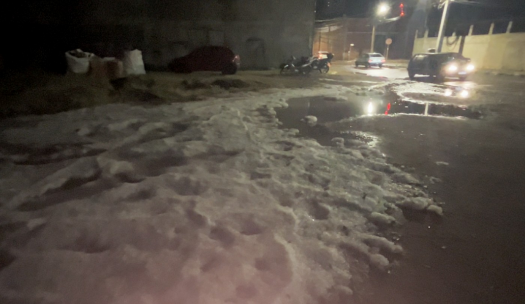 Pedras de gelo enchem ruas de cidade do Paraná durante temporal