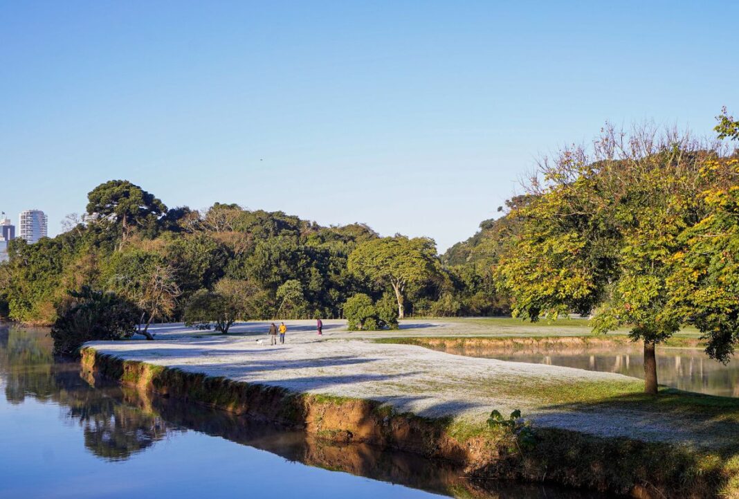 Chuva e frio derrubam temperaturas no Paraná com mínimas de 4°C