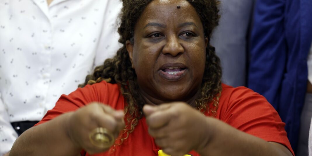 Ministra promete perícia independente após reunião com famílias no Rio