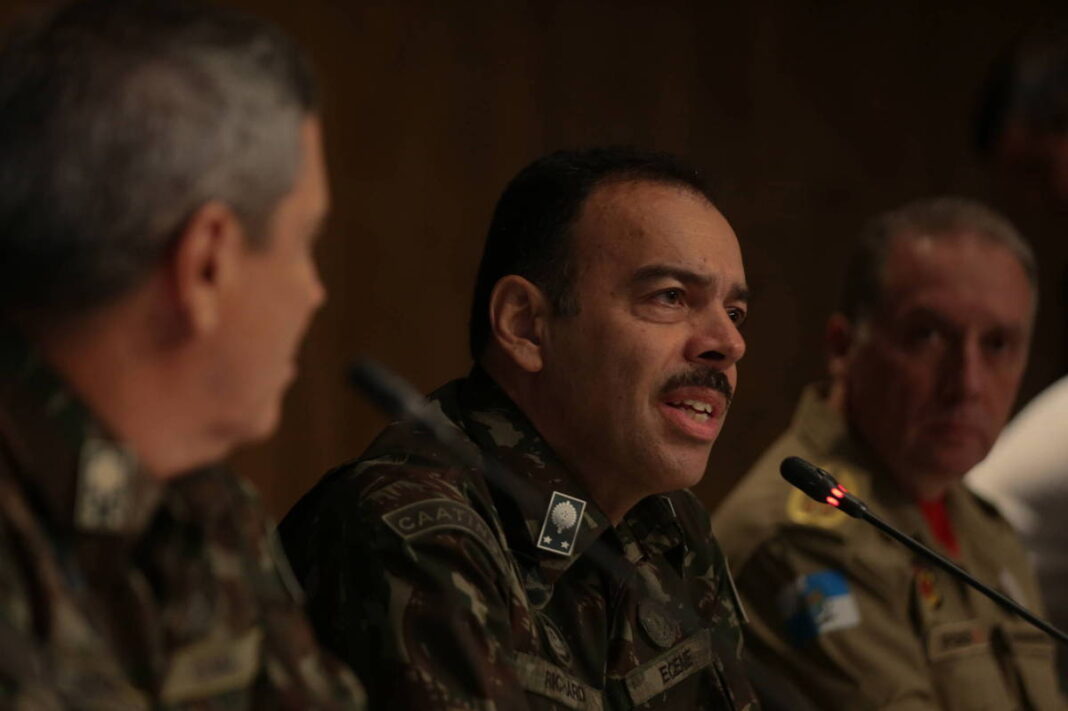 General atacado por bolsonaristas critica ‘descontentes’ – 21/11/2025 – Poder