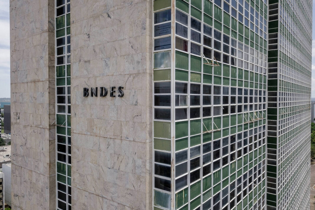 BNDES aprova primeiro financiamento do Fundo Clima para caminhões a biometano – 21/11/2025 – Mercado