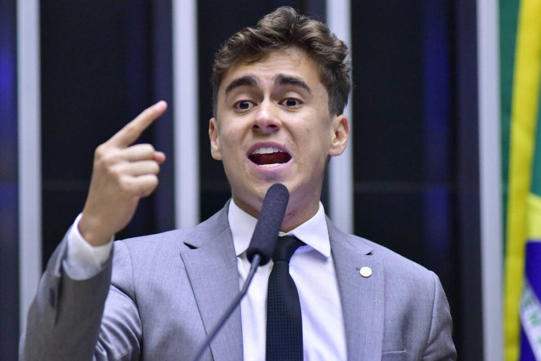 Moraes manda defesa de Bolsonaro explicar uso de celular por Nikolas durante visita