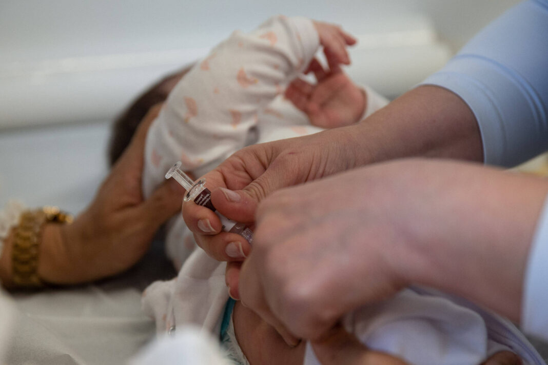 Promotoria aciona Justiça para pais vacinarem bebê em MG – 12/02/2026 – Equilíbrio e Saúde