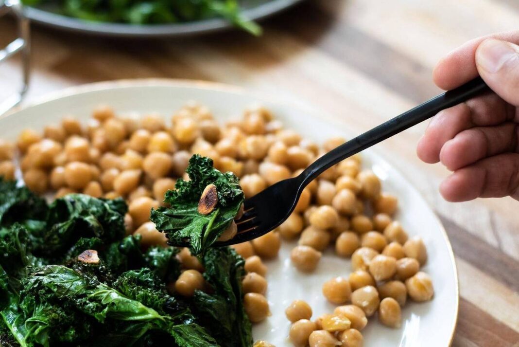 Doar alimentos raramente é a melhor solução para fome – 21/11/2025 – Laura Machado