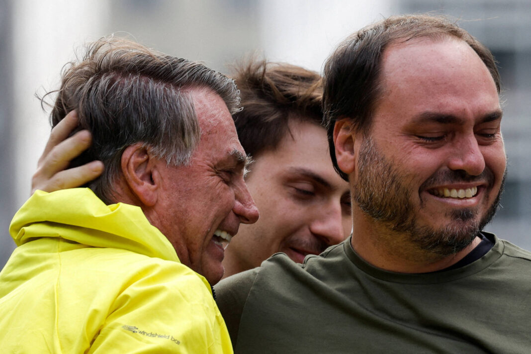 Bolsonaros mantêm liderança digital após racha em SC – 10/11/2025 – Encaminhado com Frequência