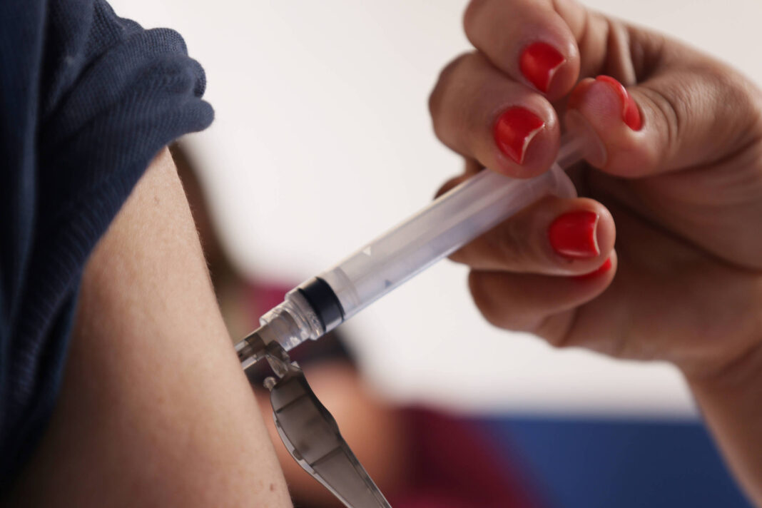 Vacina contra bronquiolite chega ao SUS em dezembro – 26/11/2025 – Equilíbrio e Saúde