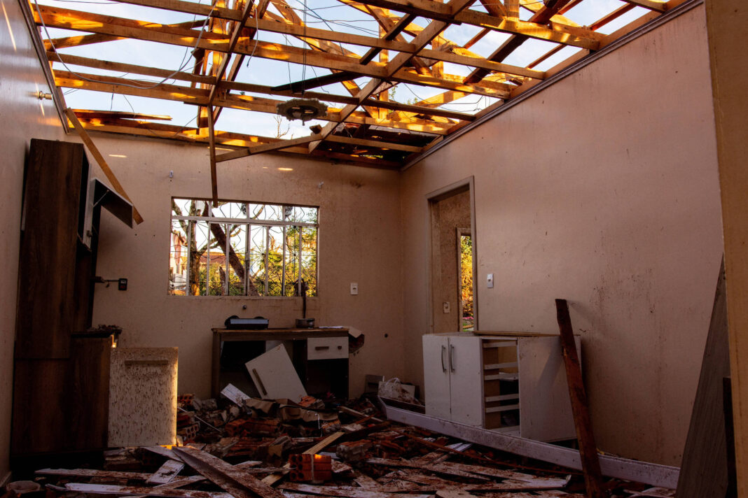 Tornado: R$ 50 mil a famílias com casas destruídas no PR – 09/11/2025 – Cotidiano