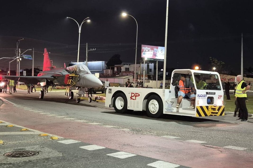 Vídeo: Brasil recebe de navio 11º caça F-39 Gripen – 16/11/2025 – Cotidiano