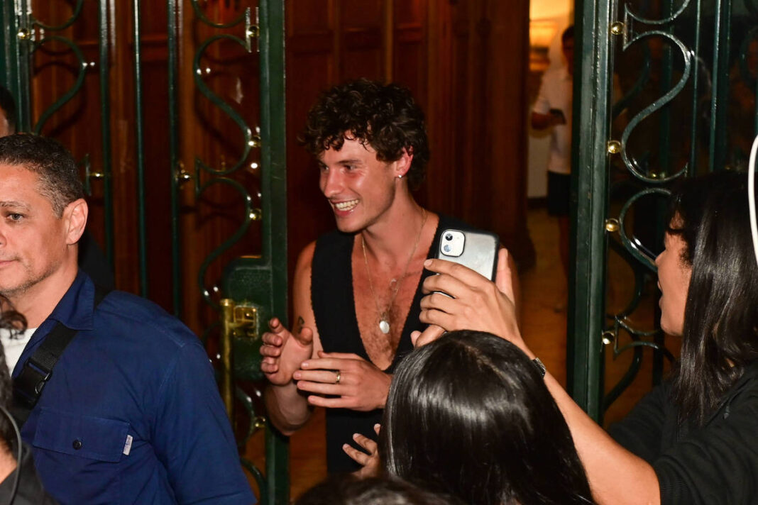 Dua Lipa vai a pagode com Carlinhos Brown e famosos – 16/11/2025 – Celebridades