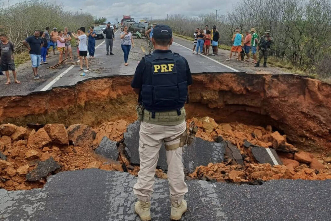 Cratera na BR-116 interdita totalmente rodovia na Bahia – 21/11/2025 – Cotidiano