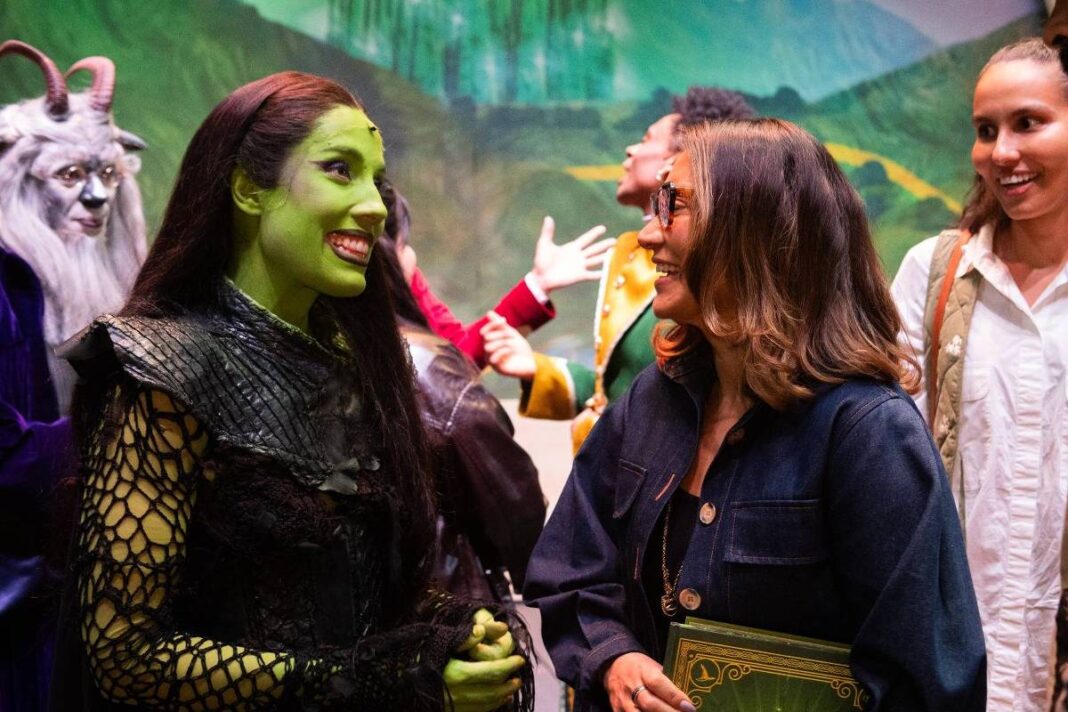 Janja assiste a musical ‘Wicked’ e ganha presente – 24/11/2025 – Celebridades