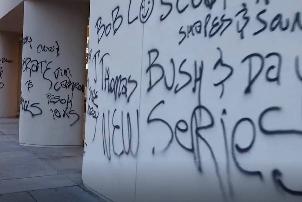 Kim Kardashian tem loja vandalizada em Los Angeles – 26/11/2025 – Celebridades