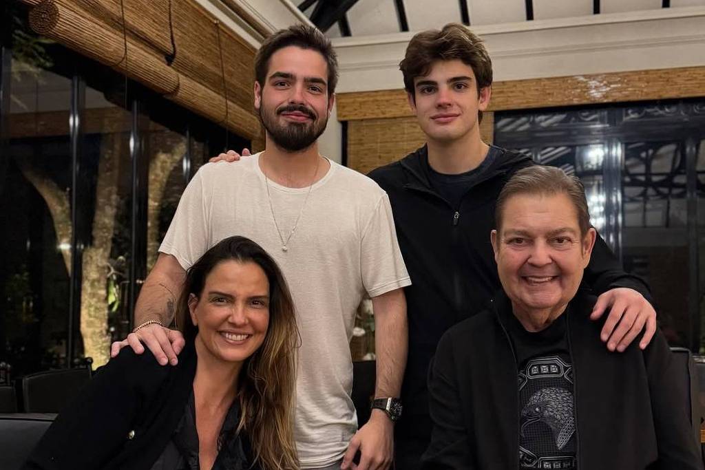 Faustão aparece em foto ao lado da família – 27/11/2025 – Celebridades