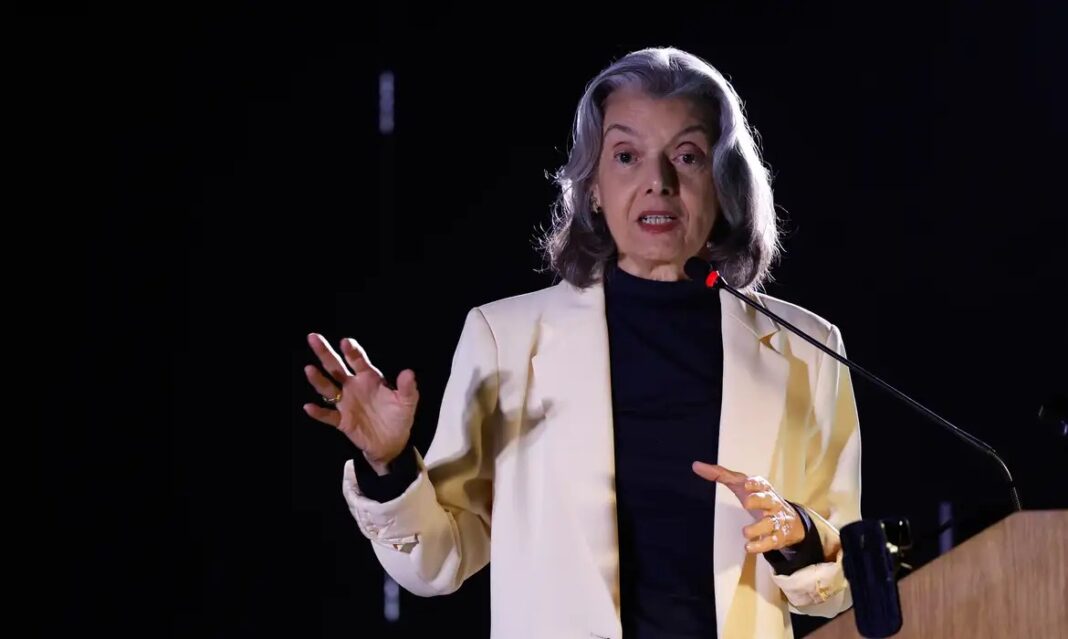 Cármen Lúcia compara ditadura a ‘erva daninha’