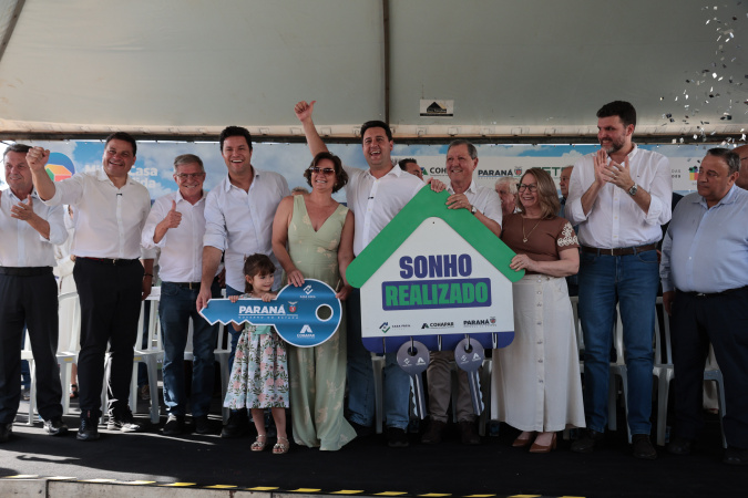 Governador entrega casa própria a 83 famílias de Siqueira Campos