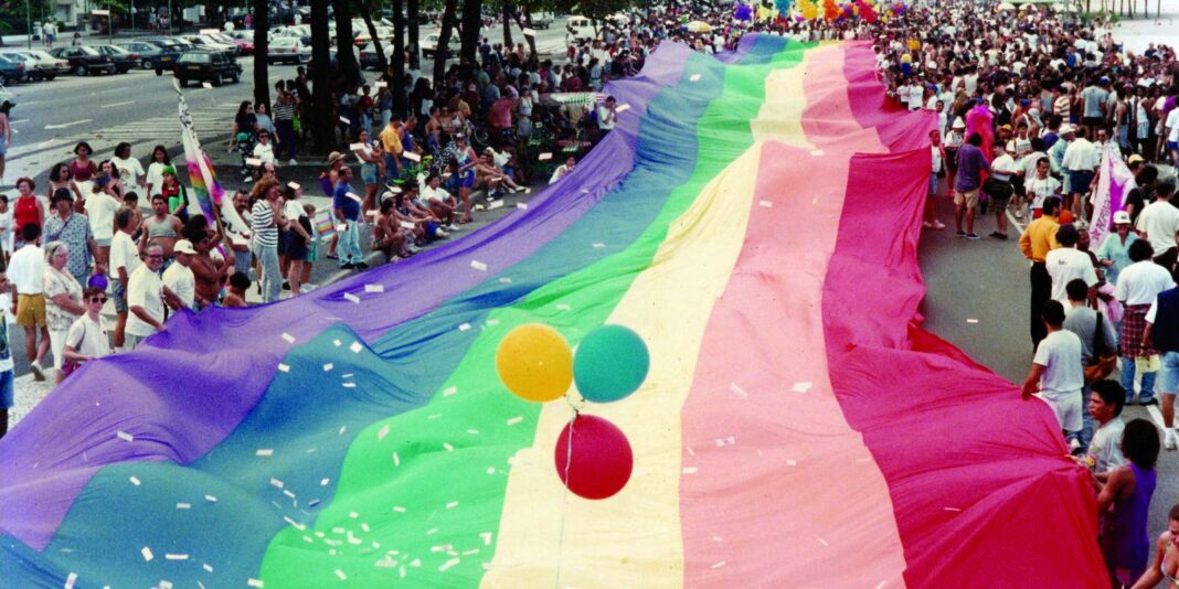 Linha do tempo com marcos da luta LGBT no Brasil