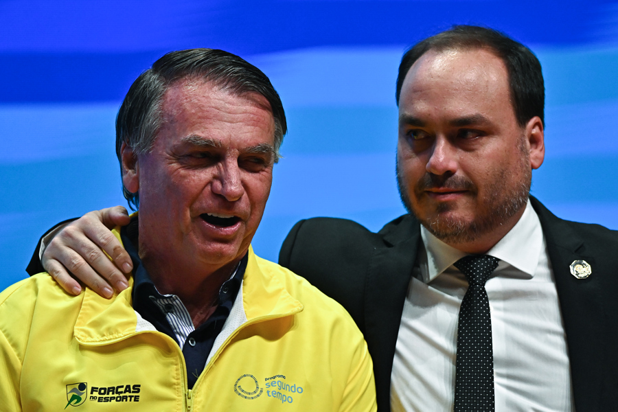 Carlos Bolsonaro expressa preocupação com a saúde do pai