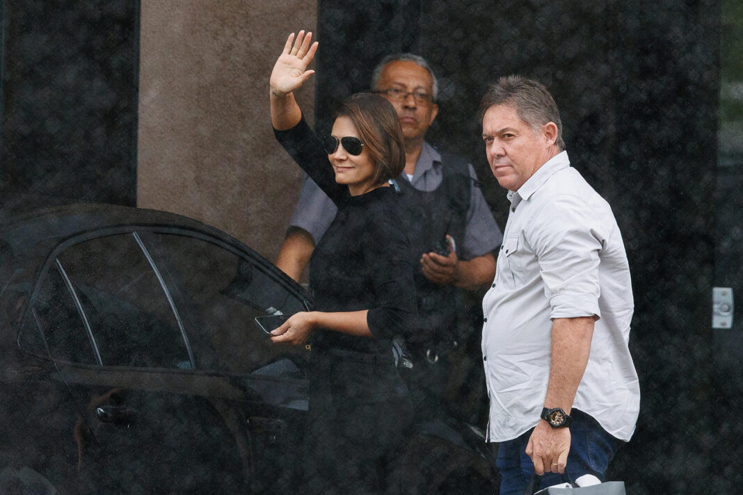 Moraes autoriza nova visita de Michelle a Bolsonaro após início da condenação