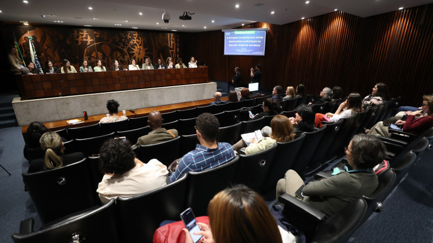 Assembleia Legislativa do Paraná | ALEP | Notícias > Assembleia Legislativa debate ampliação da advocacia dativa para proteger mulheres vítimas de violência