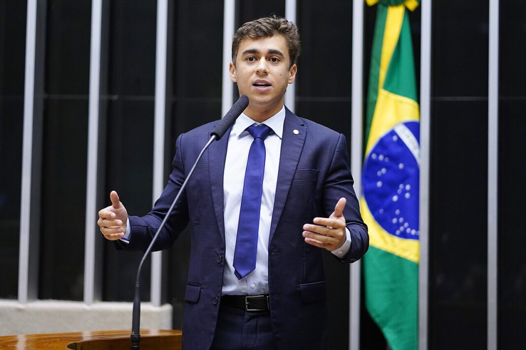 Nikolas comenta sobre uso de celular em visita a Bolsonaro.