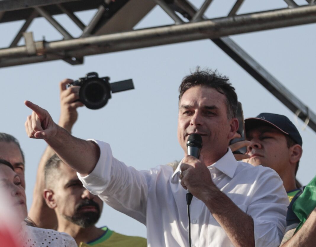 Flávio convoca vigília para a frente do condomínio de Bolsonaro.