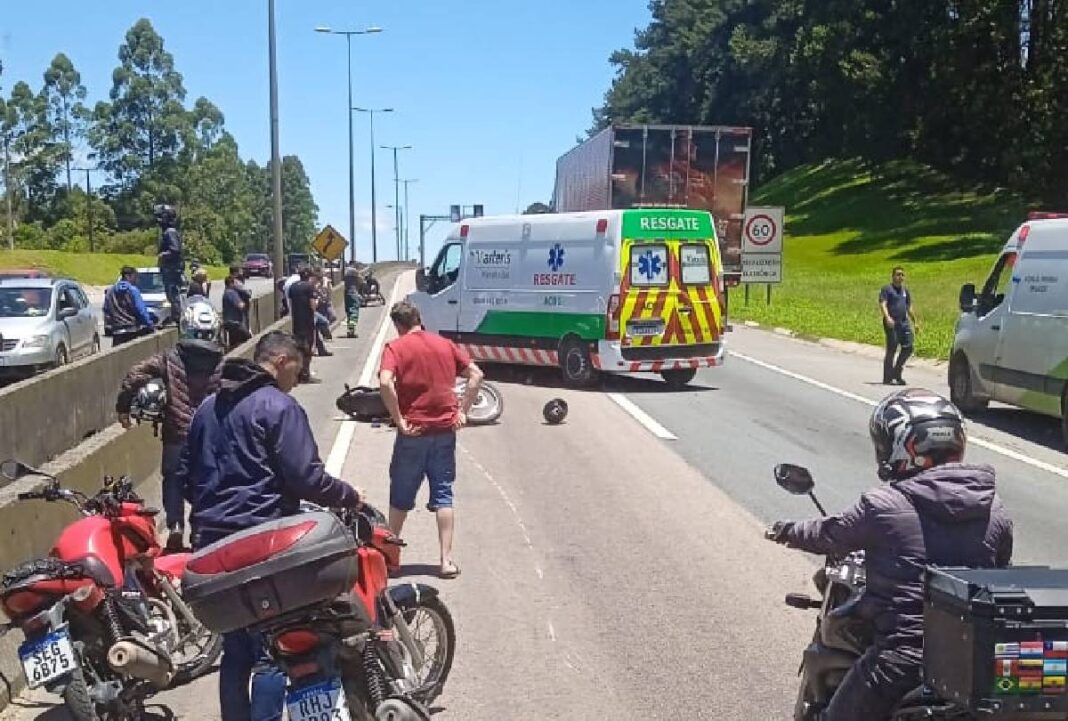 Motociclista morre na BR-116 após cair debaixo de caminhão: vídeo