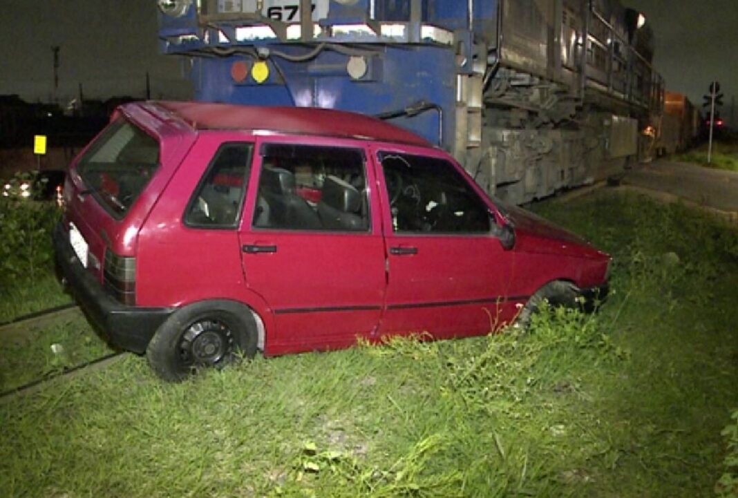 Carro é arrastado por trem e motorista escapa por pouco em Curitiba
