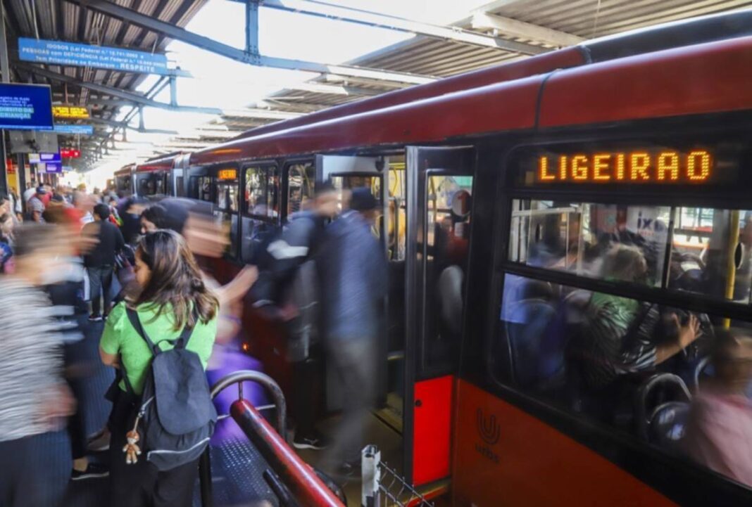 Curitiba pode adotar ‘botão do pânico’ contra assédio em ônibus