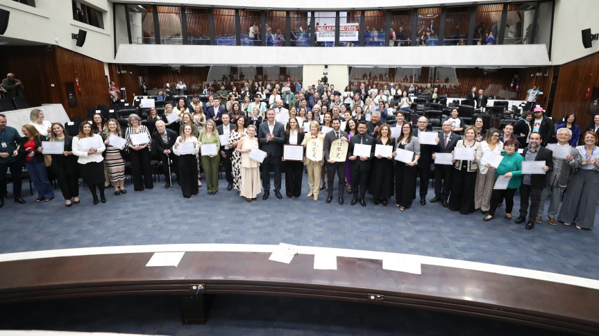 Assembleia Legislativa do Paraná | ALEP | Notícias > Assembleia Legislativa homenageia fisioterapeutas e terapeutas ocupacionais pelos relevantes serviços prestados à sociedade paranaense