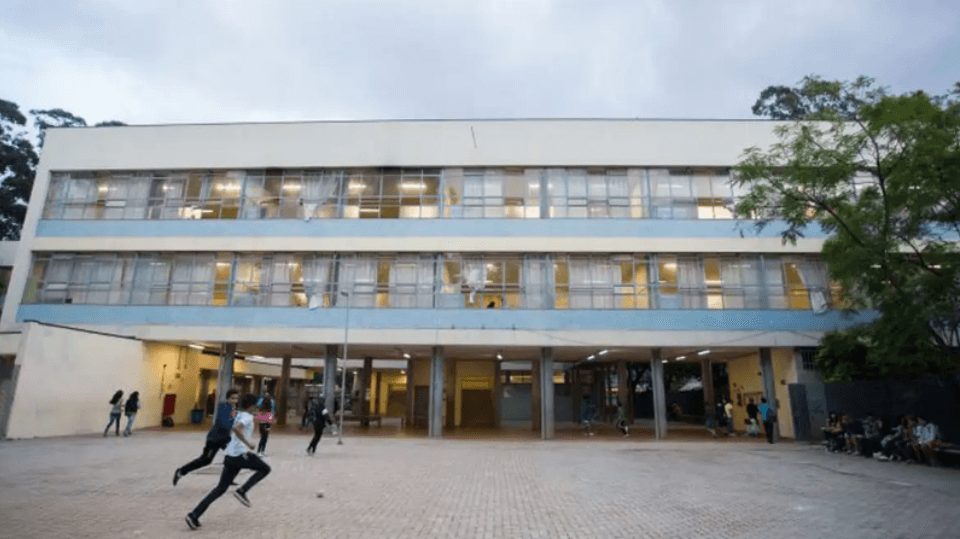 Educação no Paraná: por que investir mais nas escolas estaduais?