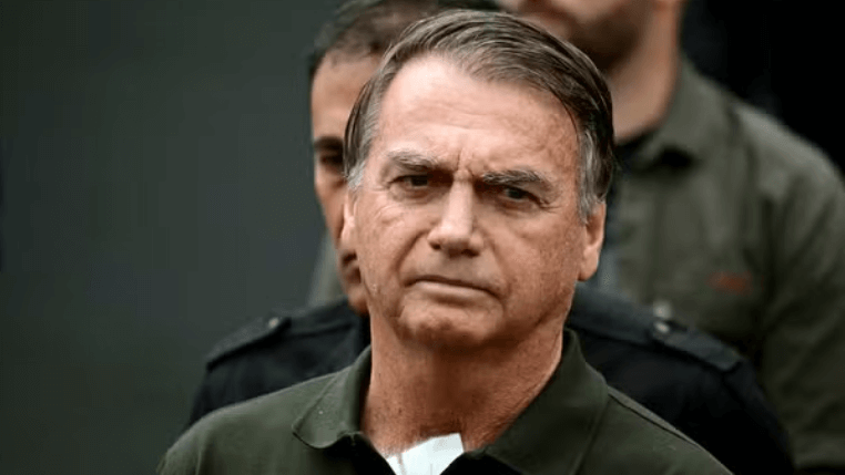 Bolsonaro é preso preventivamente a pedido da PF após senador Flávio convocar vigília