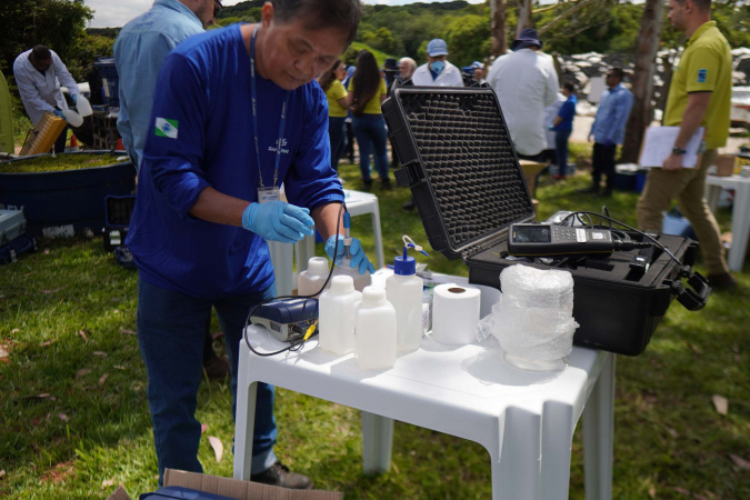 Sanepar avalia equipes técnicas para certificar eficiência na análise do esgoto tratado