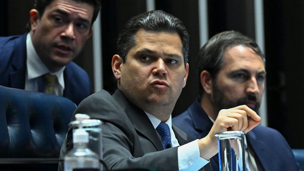 Alcolumbre sinaliza insatisfação por possível indicação de Messias ao STF