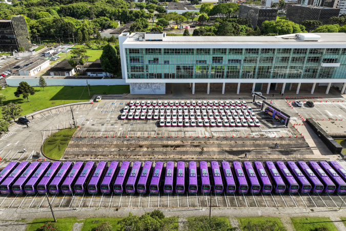 Paraná entrega 40 ônibus e 82 carros para reforçar cuidado às mulheres e pessoas idosas
