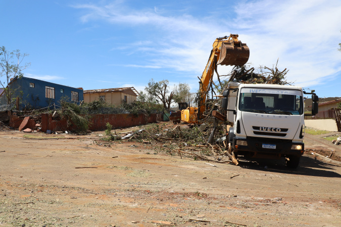 Estado e prefeituras vizinhas mobilizam mais de 30 de máquinas para ajudar Rio Bonito do Iguaçu