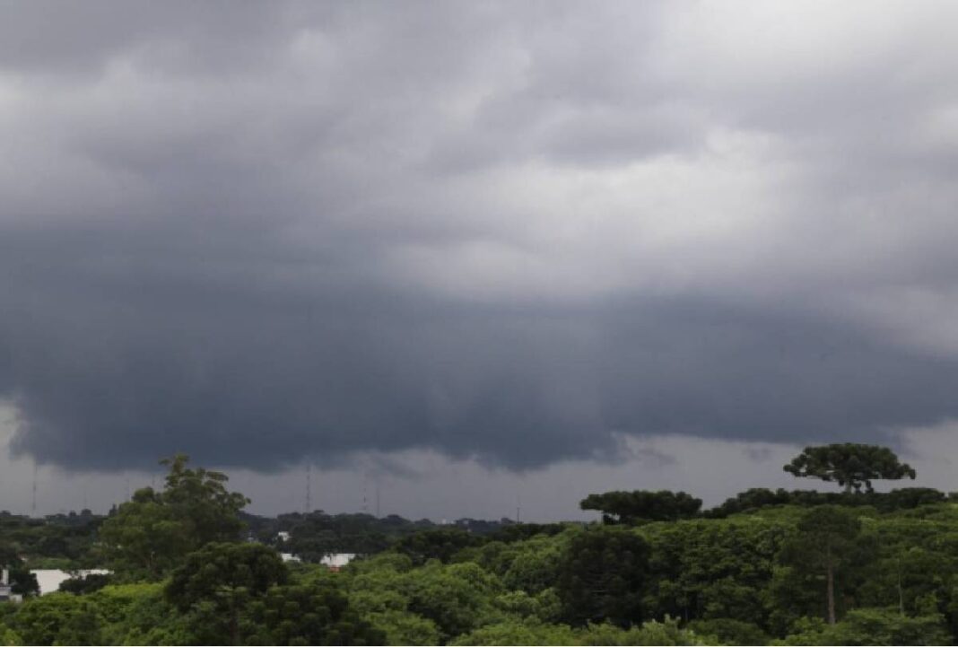 Vai chover! Inmet emite alerta de tempestade para o Paraná