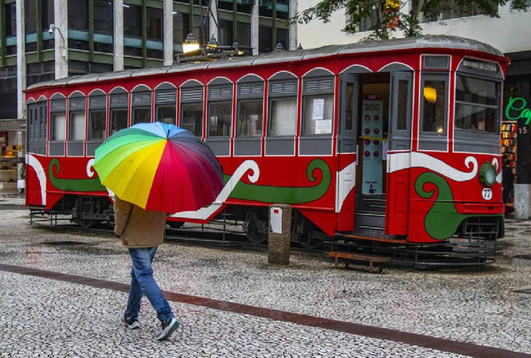 Inmet alerta para tempestade e ventos intensos no Paraná