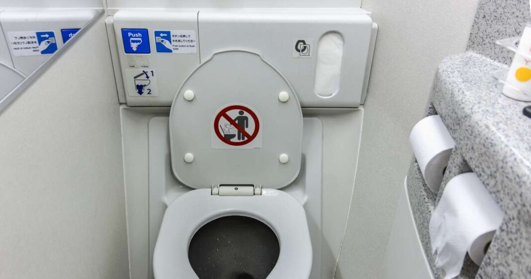 Latam restringe uso de banheiros em voos e causa polêmica