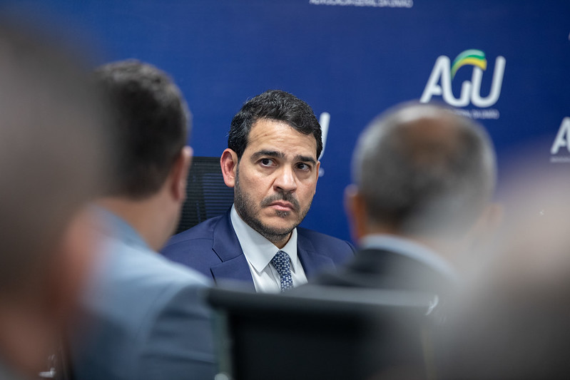 Oposição critica Messias por parecer sobre aborto