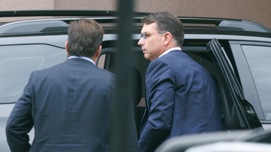 Flávio diz que Bolsonaro está “inconformado” com a prisão por suposta fuga